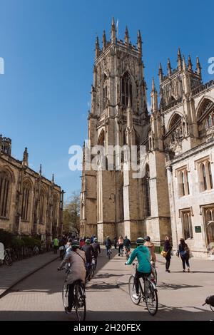 Cyclistes devant la cathédrale York Minster, Angleterre Banque D'Images