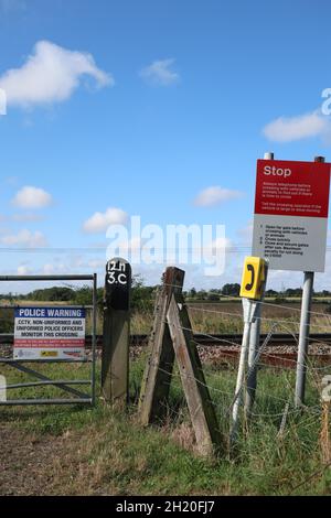 Panneaux d'avertissement sur les passages à niveau sans pilote, panneaux où le véhicule et les autres utilisateurs doivent téléphoner pour vérifier s'ils ont le temps de traverser en toute sécurité. Banque D'Images