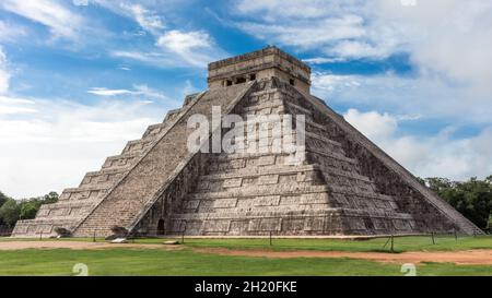 Temple de Kukulcán (El Castillo), Chichen Itza, municipalité de Tinúm, État de Yucatán, Mexique Banque D'Images