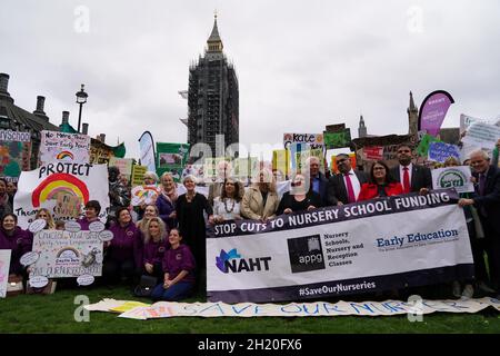 Les députés, dont la Secrétaire d'État fantôme à l'éducation Kate Green et la députée Tulip Siddiq, se joignent au personnel des écoles maternelles entretenues en Angleterre pour demander un financement accru lorsqu'ils se réunissent avec les parents sur la place du Parlement, à Westminster,Avant de marcher jusqu'à Downing Street pour présenter une pétition au chancelier de l'Échiquier Rishi Sunak l'appelant à « prendre des mesures urgentes ».La pétition a été signée par 2,000 dirigeants d'écoles, du personnel et des éducateurs de presque toutes les écoles maternelles maintenues dans le pays.Date de la photo: Mardi 19 octobre 2021. Banque D'Images