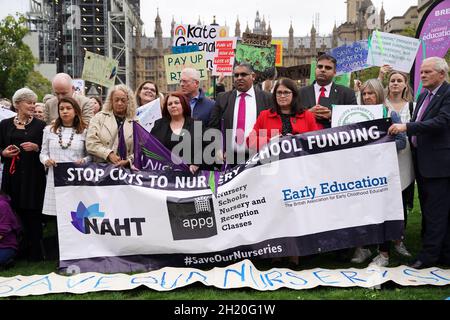 Les députés, dont la Secrétaire d'État fantôme à l'éducation Kate Green et la députée Tulip Siddiq, se joignent au personnel des écoles maternelles entretenues en Angleterre pour demander un financement accru lorsqu'ils se réunissent avec les parents sur la place du Parlement, à Westminster,Avant de marcher jusqu'à Downing Street pour présenter une pétition au chancelier de l'Échiquier Rishi Sunak l'appelant à « prendre des mesures urgentes ».La pétition a été signée par 2,000 dirigeants d'écoles, du personnel et des éducateurs de presque toutes les écoles maternelles maintenues dans le pays.Date de la photo: Mardi 19 octobre 2021. Banque D'Images