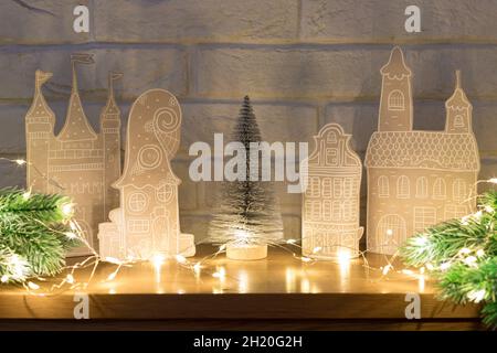 Calendrier de l'Avent de Noël.Maisons en papier sur une étagère en bois Banque D'Images