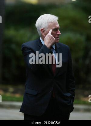 Londres, Angleterre, Royaume-Uni.19 octobre 2021.L'ancien Shadow Chancellor et député travailliste JOHN MCDONNELL est vu à Downing Street.Des centaines de membres du personnel scolaire qui ont soutenu des députés britanniques ont défilé sur Downing Street et ont remis une pétition au 11 Downing Street demandant au chancelier Rishi Sunak de ''˜prendre des mesures urgentes' pour financer des écoles maternelles.La pétition a été signée par 1,400 dirigeants d'écoles, du personnel et des éducateurs de presque toutes les écoles maternelles maintenues dans le pays.Les MNS sont financés et contrôlés par les autorités locales et fournissent une éducation préscolaire de haute qualité, généralement moi Banque D'Images