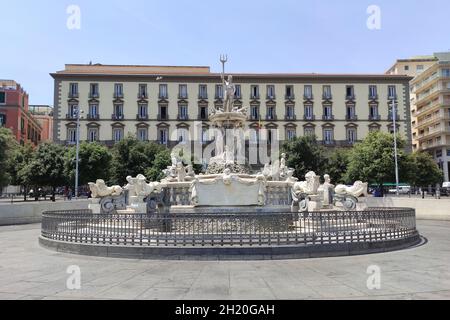 Naples, Campanie, Italie, septembre 2021 : la fontaine Neptune de la place Municipio de Naples.Sur le fond du palais San Giacomo, siège de la municipalité de Naples Banque D'Images