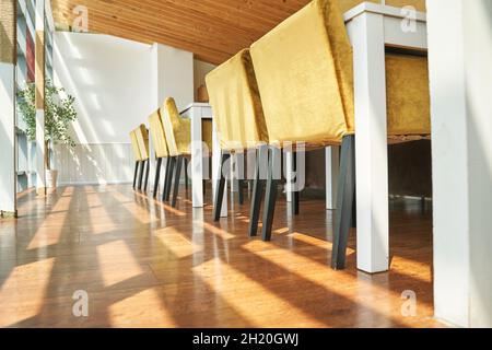 Intérieur de café en bois.Couleur de tendance jaune.Chaise lumineuse dans le café-restaurant.DIM Banque D'Images