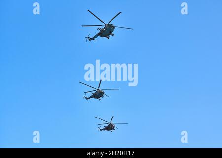 Trois hélicoptères militaires volant dans un ciel bleu vif tout en effectuant un vol de démonstration, espace de copie.L'équipe de voltige effectue le vol au spectacle aérien Banque D'Images