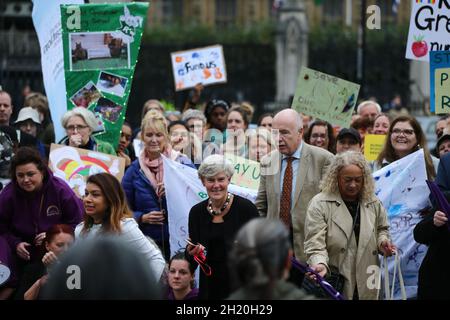 Londres, Angleterre, Royaume-Uni.19 octobre 2021.La secrétaire à l'éducation fantôme et députée du travail, KATE GREEN, est vue à l'extérieur des chambres du Parlement.Des centaines de membres du personnel scolaire qui ont soutenu des députés britanniques ont défilé sur Downing Street et ont remis une pétition au 11 Downing Street demandant au chancelier Rishi Sunak de ''˜prendre des mesures urgentes' pour financer des écoles maternelles.La pétition a été signée par 1,400 dirigeants d'écoles, du personnel et des éducateurs de presque toutes les écoles maternelles maintenues dans le pays.Les MNS sont financés et contrôlés par les autorités locales et offrent une éducation préscolaire de haute qualité, Banque D'Images