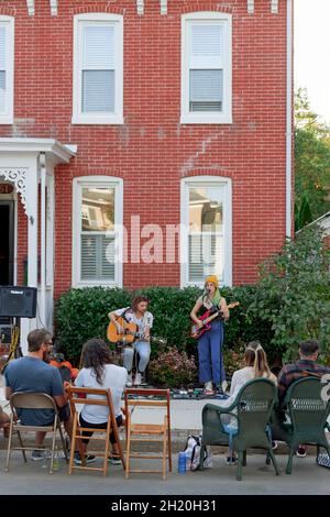 Porchfest, événement musical annuel à Lambertville, dans le New Jersey, rassemble des musiciens et des quartiers locaux partageant de la musique live et un sens de la communauté. Banque D'Images