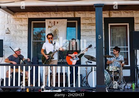 Porchfest, événement musical annuel à Lambertville, dans le New Jersey, rassemble des musiciens et des quartiers locaux partageant de la musique live et un sens de la communauté. Banque D'Images