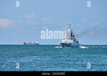 Grand bateau à missiles pendant les exercices et la parade de la marine, un destroyer de missiles guidé par la marine russe manœuvrant en mer Baltique.Garde-corps militaire moderne Banque D'Images