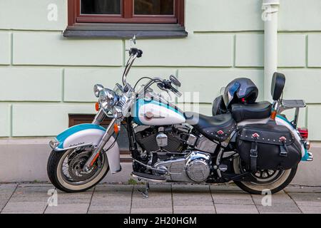 Vue latérale d'une Harley-Davidson brillante dans les couleurs blanc et bleu Banque D'Images