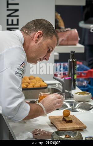 Madrid, Espagne.19 octobre 2021.34e salon gourmets.Le chef Carlos Gumiel.IFEMA, Madrid, Espagne.Credit: EnriquePSans / Alamy Live News Banque D'Images