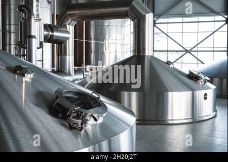 Grands réservoirs en acier pour la fermentation de boissons à base de bière production industrielle de bière et d'alcool Banque D'Images