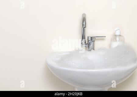 Gros plan d'un patient ocd tout en se lavant les mains pendant une longue période.Concept d'hygiène et ocd. Banque D'Images