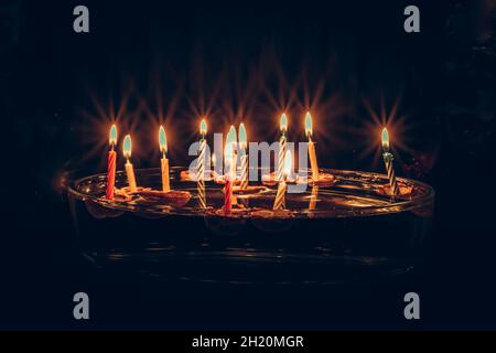 symboles de noël, bougies dans des coquilles de noix flottant sur l'eau, traditions et costumes, espace de copie Banque D'Images