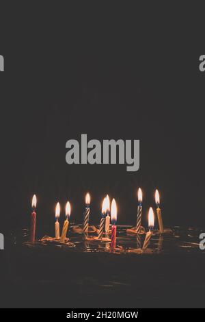 symboles de noël, bougies dans des coquilles de noix flottant sur l'eau, traditions et costumes, espace de copie Banque D'Images