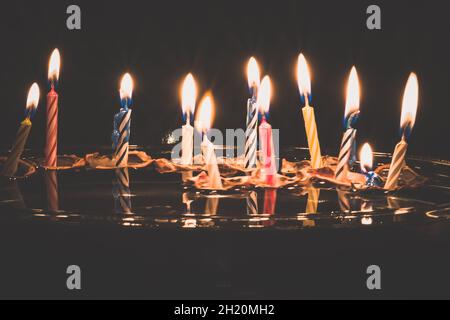 symboles de noël, bougies dans des coquilles de noix flottant sur l'eau, traditions et costumes, espace de copie Banque D'Images