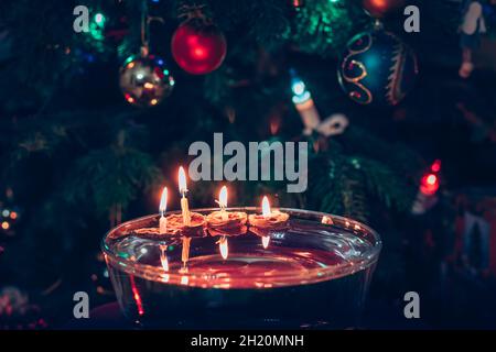 symboles de noël, bougies dans des coquilles de noix flottant sur l'eau, traditions et costumes, espace de copie Banque D'Images