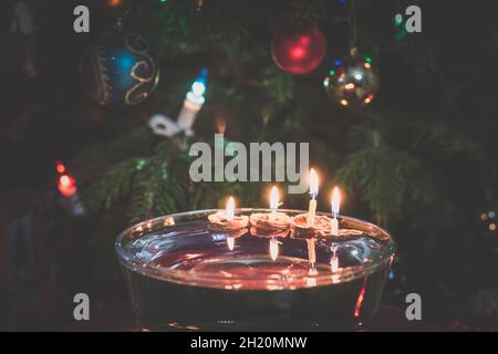 symboles de noël, bougies dans des coquilles de noix flottant sur l'eau, traditions et costumes, espace de copie Banque D'Images