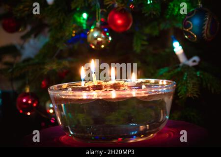 symboles de noël, bougies dans des coquilles de noix flottant sur l'eau, traditions et costumes, espace de copie Banque D'Images