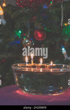 symboles de noël, bougies dans des coquilles de noix flottant sur l'eau, traditions et costumes, espace de copie Banque D'Images