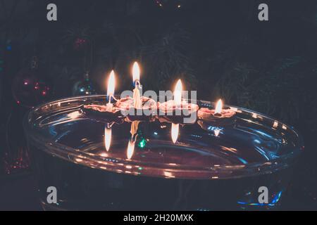 symboles de noël, bougies dans des coquilles de noix flottant sur l'eau, traditions et costumes, espace de copie Banque D'Images