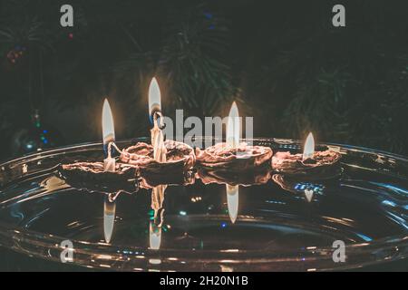 symboles de noël, bougies dans des coquilles de noix flottant sur l'eau, traditions et costumes, espace de copie Banque D'Images