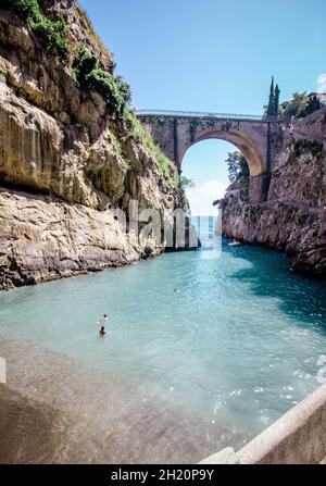 Fiordo di Fur est un pont en pierre voûté qui traverse cette gorge saisissante avec une petite plage rocheuse à sa base. Banque D'Images