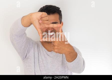 Photo en gros plan d'un jeune adulte à la peau brune souriant.Concept de dents blanches. Banque D'Images