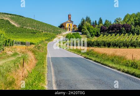 Sanctuaire de Madonna Assunta di Castellero près de Corneliano d'Alba.Piémont, Italie. Banque D'Images