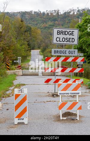 Bradford, Pennsylvanie - des panneaux indiquent que le pont de Clarks Lane est impasible au-dessus de la branche ouest du ruisseau Tunungwant. Banque D'Images