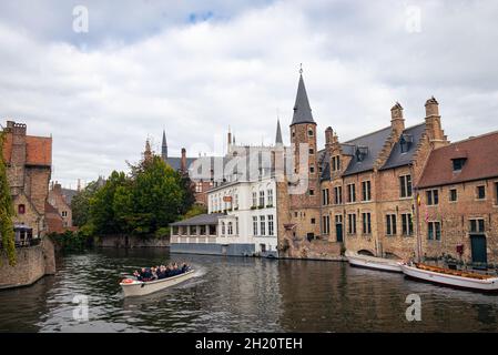 Bateau avec les touristes navigue le long de la Rozenhoedkaai, l'une des attractions touristiques les plus célèbres de la ville historique de Bruges (néerlandais : Bruges). Banque D'Images