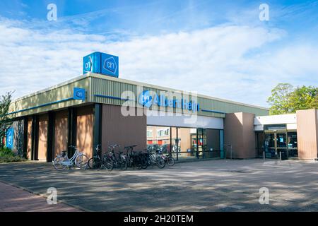 Albert Heijn supermarché avec logo dans la ville néerlandaise de Waddinxveen Banque D'Images