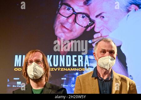 Prague, République tchèque.19 octobre 2021.Jakub Vansa, rédacteur en chef et co-auteur, et Miroslav Soucek, directeur de la photographie, ont présenté le film documentaire de Miloslav Smidmajer sur l'écrivain français d'origine tchèque Milan Kundera, nommé 'milan Kundera: De la plaisanterie à l'insignifiance', le 19 octobre 2021, à Prague, en République tchèque.Crédit : vit Simanek/CTK photo/Alay Live News Banque D'Images