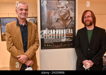 Prague, République tchèque.19 octobre 2021.Jakub Vansa, rédacteur en chef et co-auteur, à droite, et Miroslav Soucek, cinéaste de gauche, ont présenté le film documentaire de Miloslav Smidmajer sur l'écrivain français d'origine tchèque Milan Kundera, nommé 'milan Kundera: De la plaisanterie à l'insignifiance', le 19 octobre 2021, à Prague, en République tchèque.Crédit : vit Simanek/CTK photo/Alay Live News Banque D'Images