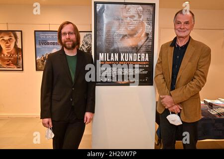 Prague, République tchèque.19 octobre 2021.Jakub Vansa, rédacteur en chef et co-auteur, et Miroslav Soucek, directeur de la photographie, ont présenté le film documentaire de Miloslav Smidmajer sur l'écrivain français d'origine tchèque Milan Kundera, nommé 'milan Kundera: De la plaisanterie à l'insignifiance', le 19 octobre 2021, à Prague, en République tchèque.Crédit : vit Simanek/CTK photo/Alay Live News Banque D'Images