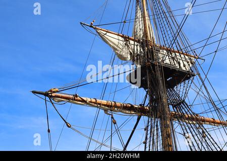 Gros plan d'un mât avec voiles abaissées sur un voilier entièrement équipé. Banque D'Images