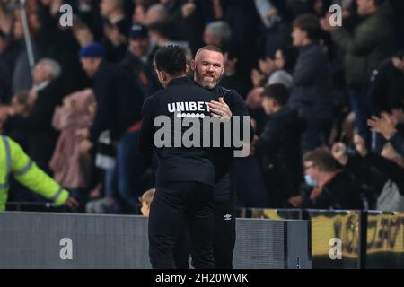 Wayne Rooney, directeur du comté de Derby, célèbre Tom Lawrence #10 de l’objectif du comté de Derby du faire 1-0 Banque D'Images