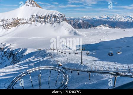 Télésiège et autres transports ferroviaires dans le glacier de Diablerets à 3000 mètres au-dessus du niveau de la mer sur la montagne enneigée en hiver Banque D'Images