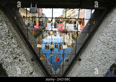 Pont plein de cadenas amoureux dans le célèbre quartier des vieux canaux Navigli. Banque D'Images