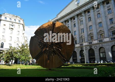 Il Grande Disco (Grand Disc), une sculpture d'Arnaldo Pomodoro située sur la Piazza Meda. Banque D'Images