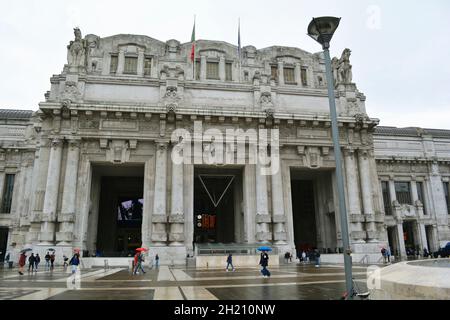 Façade de la gare centrale de Milan par un sombre jour de pluie. Banque D'Images