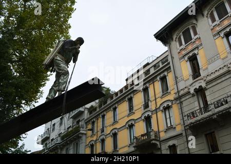 L'Homme de la lumière par Bernardi Roig, un monument aux victimes du terrorisme et des massacres. Banque D'Images