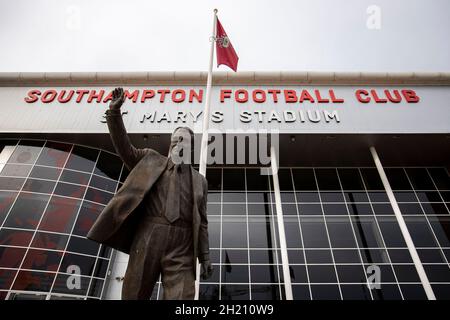 Une statue de Ted Bates devant le stade St Mary's le 17 octobre 2021.Crédit : Lewis Mitchell Banque D'Images