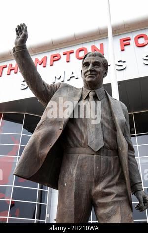 Une statue de Ted Bates devant le stade St Mary's le 17 octobre 2021.Crédit : Lewis Mitchell Banque D'Images