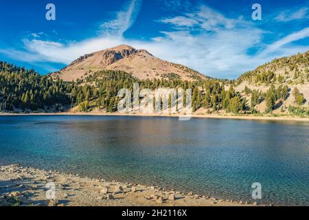 Lac Helen et Lassen Peak dans le parc national volcanique de Lassen, Californie, États-Unis Banque D'Images