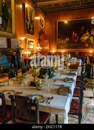 Une table et une salle à manger somptueuses au château de Penrhyn, une grande maison de campagne à Llandygai, Bangor, au pays de Galles Banque D'Images