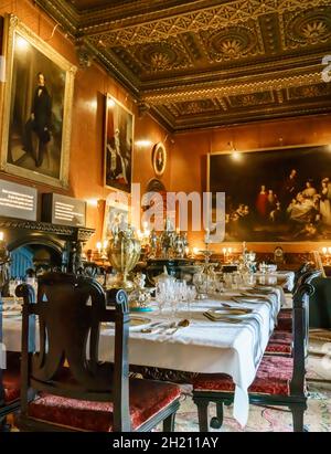 Une table et une salle à manger somptueuses au château de Penrhyn, une grande maison de campagne à Llandygai, Bangor, au pays de Galles Banque D'Images