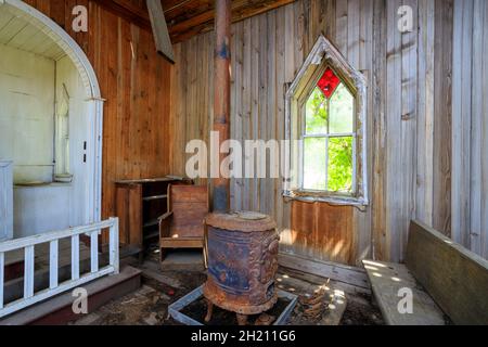 Intérieur d'une ancienne église abandonnée située sur la bande indienne d'Okanagan, près de Vernon, Colombie-Britannique, Canada. Banque D'Images