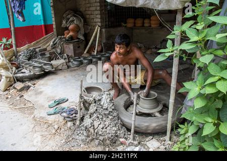 potier fabriquant des objets en argile dans l'ouest rural du bengale Banque D'Images